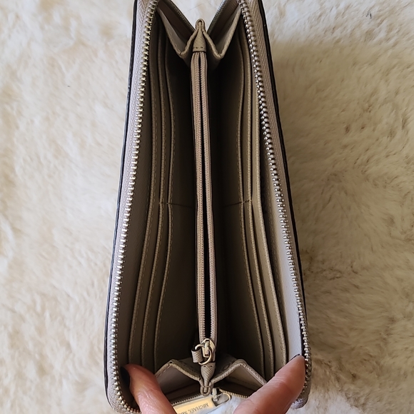 Tan Michael Kors wallet - Picture 3 of 3